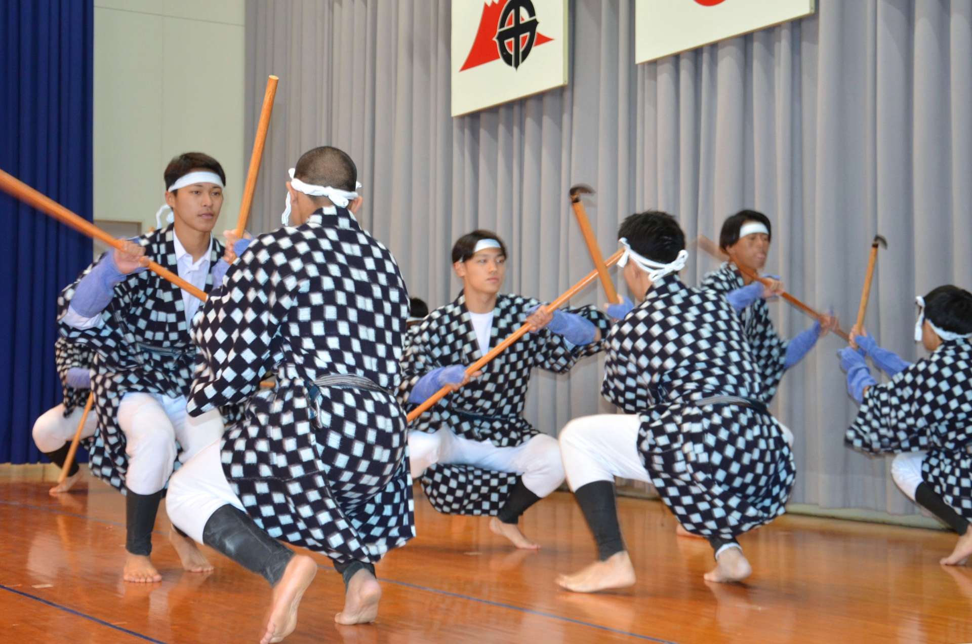 鎌手踊りを披露する鹿児島情報高校の生徒＝鹿児島市の和田小学校