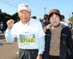 ４４回連続出場を果たした西川熊雄さん（左）と応援の妻サチ子さん＝１日、鹿児島市桜島横山町