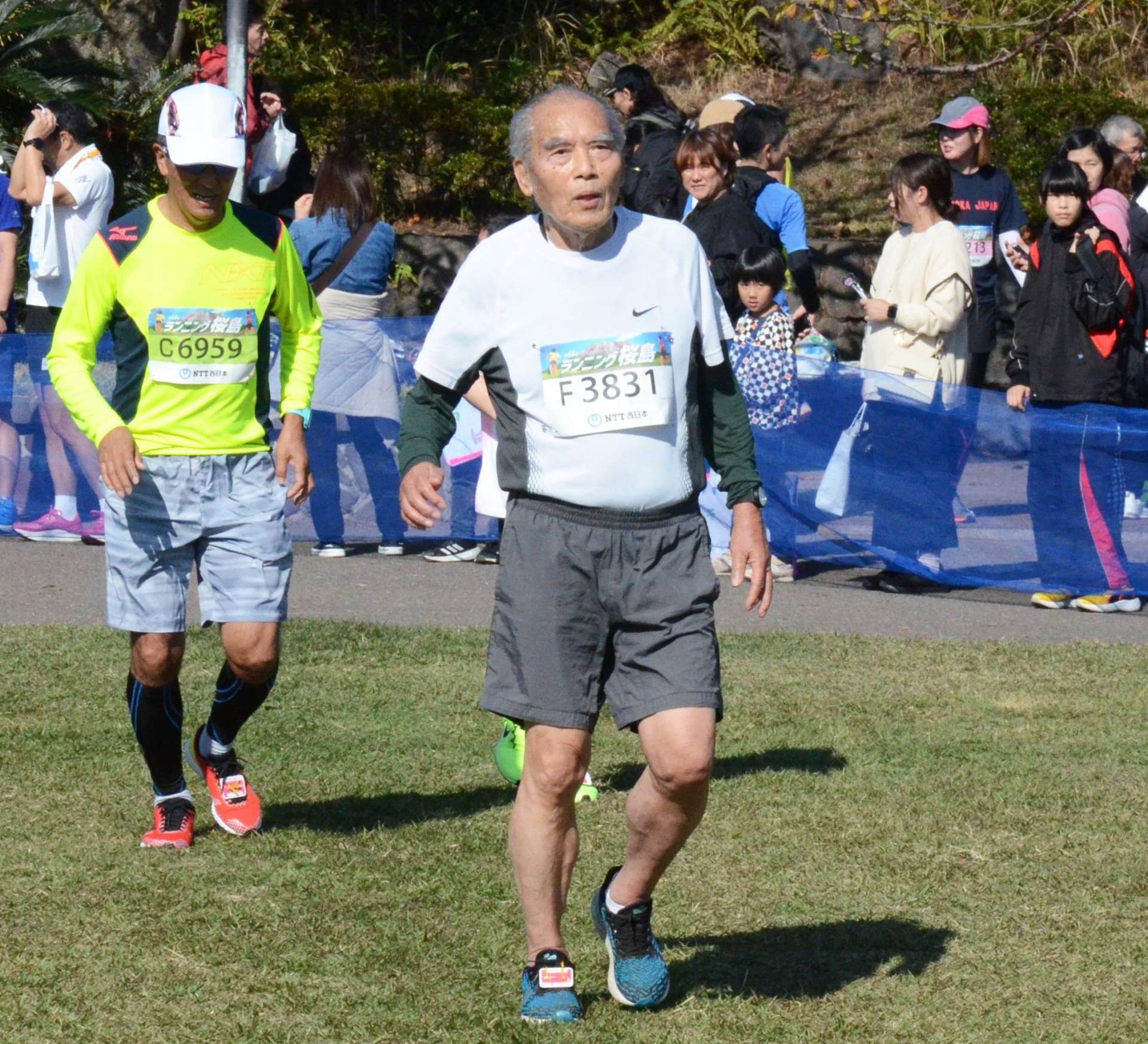 ゴールを目指し力走する志風吉二さん＝１日、鹿児島市桜島横山町