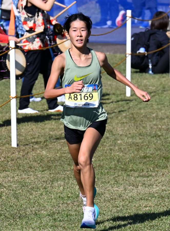 ハーフ女子で優勝した遠矢月奈（国分中央高）＝南栄リース桜島広場