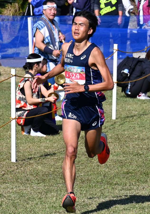 ハーフ男子で優勝した山崎竹丸（まるＲＣ）＝南栄リース桜島広場