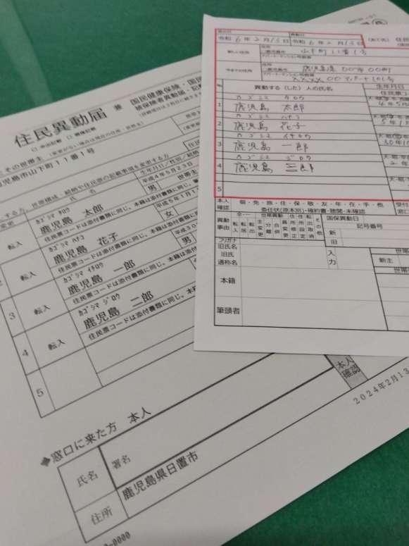 〈資料写真〉「書かない窓口」では、これまで市民が名前や住所を手書きしていたが（右）、職員が打ち込んだ書類に確認サインをするだけとなった（左）