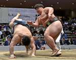 相撲の第７３回全日本選手権で８強入りした樟南高の福崎真逢輝（右）＝両国国技館