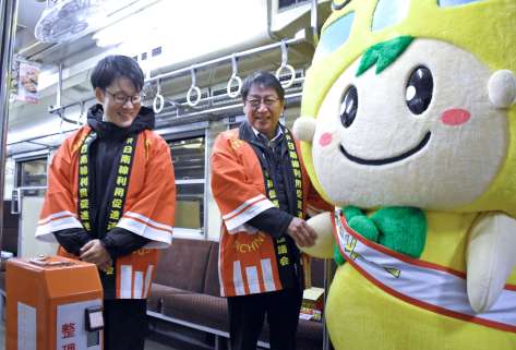 ＪＲ日南線運行再開を祝い、始発列車に乗り込むイメージキャラクター・ニッチー＝２日午前５時５０分、志布志市のＪＲ志布志駅