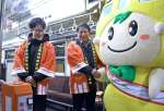 ＪＲ日南線運行再開を祝い、始発列車に乗り込むイメージキャラクター・ニッチー＝２日午前５時５０分、志布志市のＪＲ志布志駅