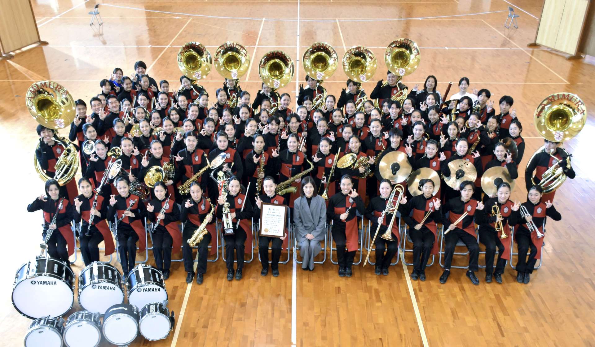 初の全国金賞に輝いた神村学園中・高等部吹奏楽部の生徒ら＝いちき串木野市の同学園