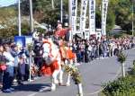 伊作流鏑馬に臨む隼号　＝日置市吹上の大汝牟遅神社