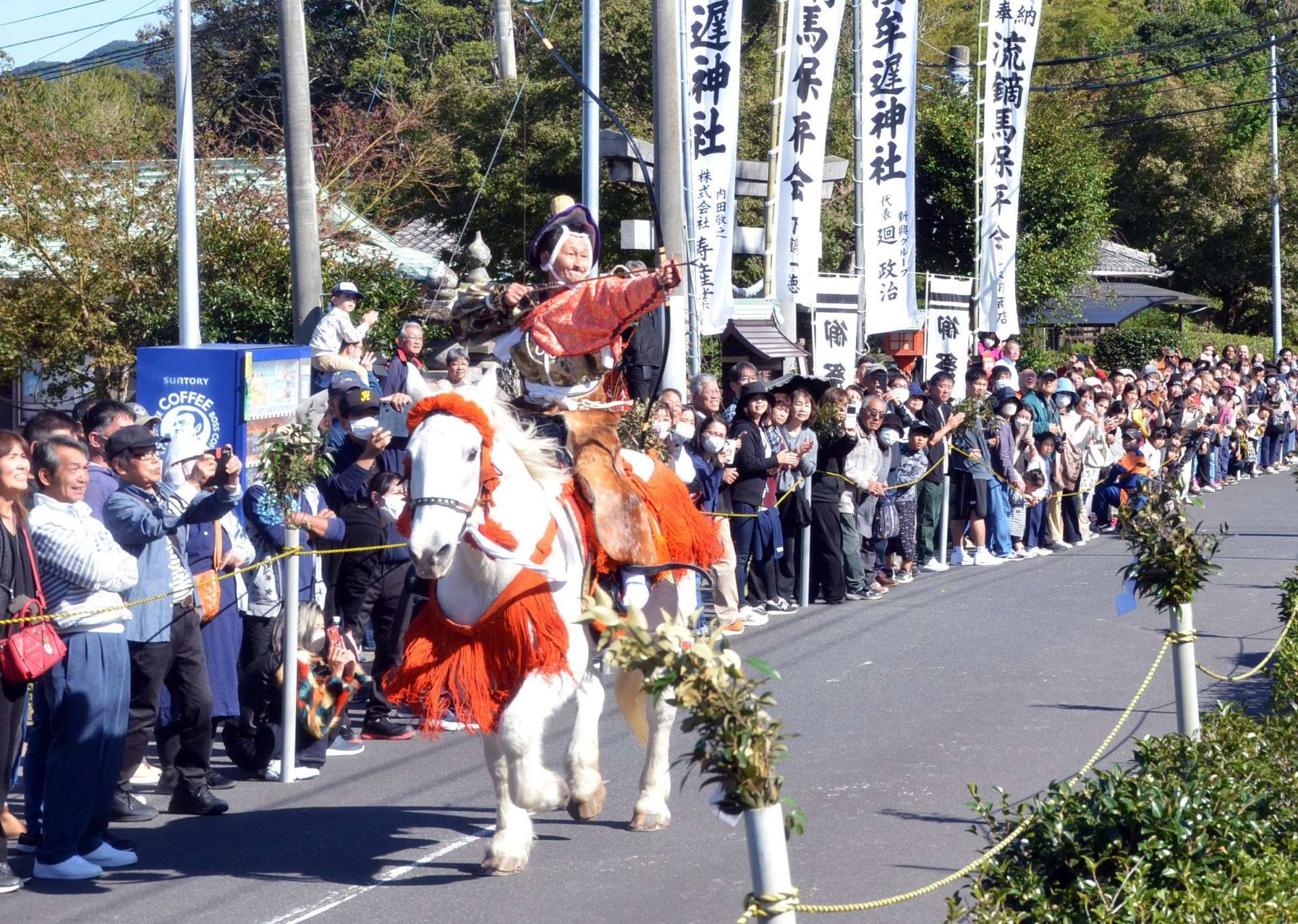 伊作流鏑馬に臨む隼号　＝日置市吹上の大汝牟遅神社