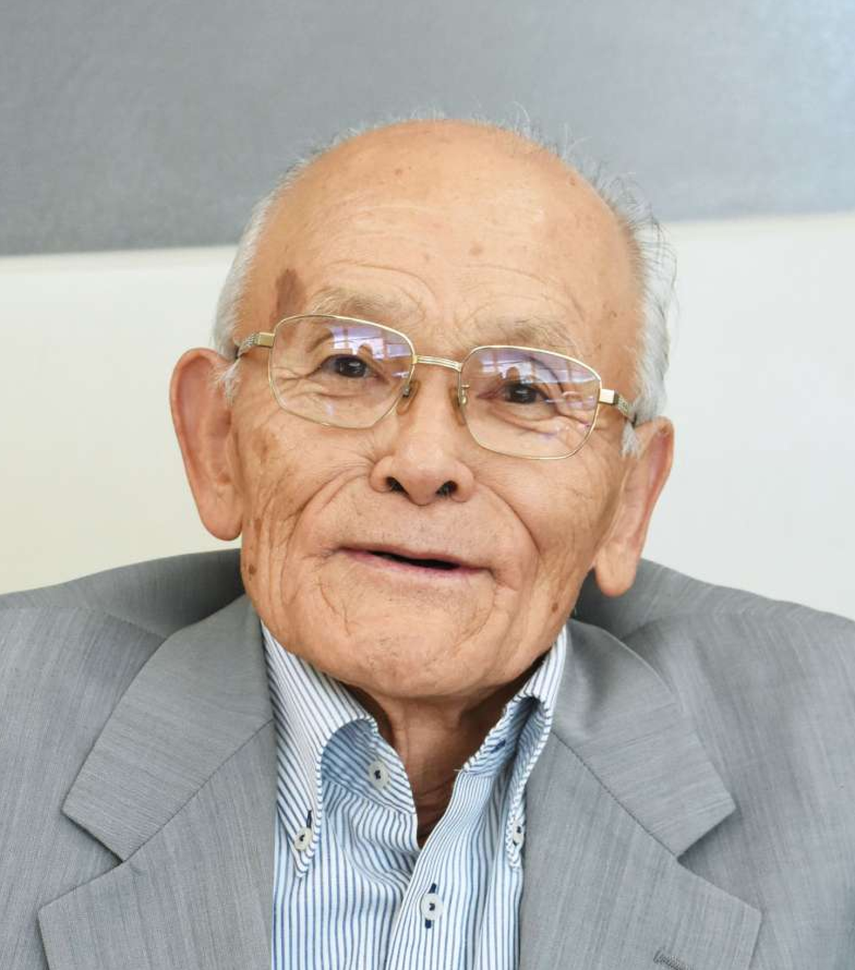 「戦時中の学校であったことを知ってほしい」と話す本村輝正さん＝志布志市志布志町志布志２丁目
