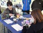 オリジナル茶のブレンドを体験する来場者＝南九州市の知覧平和公園