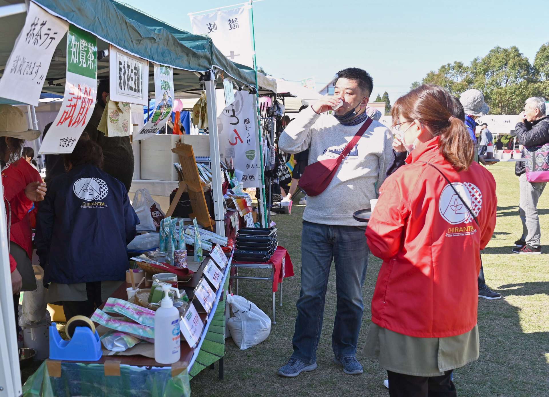 知覧茶を味わう来場者＝南九州市の知覧平和公園