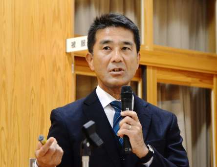 加古小学校での実践について講演する、同校元校長の吉田博明さん＝志布志市の伊崎田学園