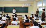 合同で指導する中学年チームの教員３人＝志布志市の伊崎田小