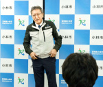 石川県能登町に派遣された小林市職員に感謝の言葉を述べる大森凡世能登町長＝同市役所