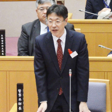 鹿児島県警の不祥事再発防止対策について答弁する岩瀬聡本部長＝３日、県議会