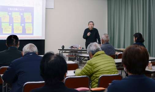 紫電改の機体引き揚げを訴える肥本英輔会長＝出水市中央公民館