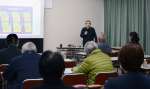 紫電改の機体引き揚げを訴える肥本英輔会長＝出水市中央公民館