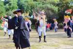 三重の円になって舞う平鍋集落の大踊り＝中種子町の納官神社