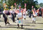 華やかな衣装に身を包み舞う平鍋集落の大踊り＝中種子町の納官神社