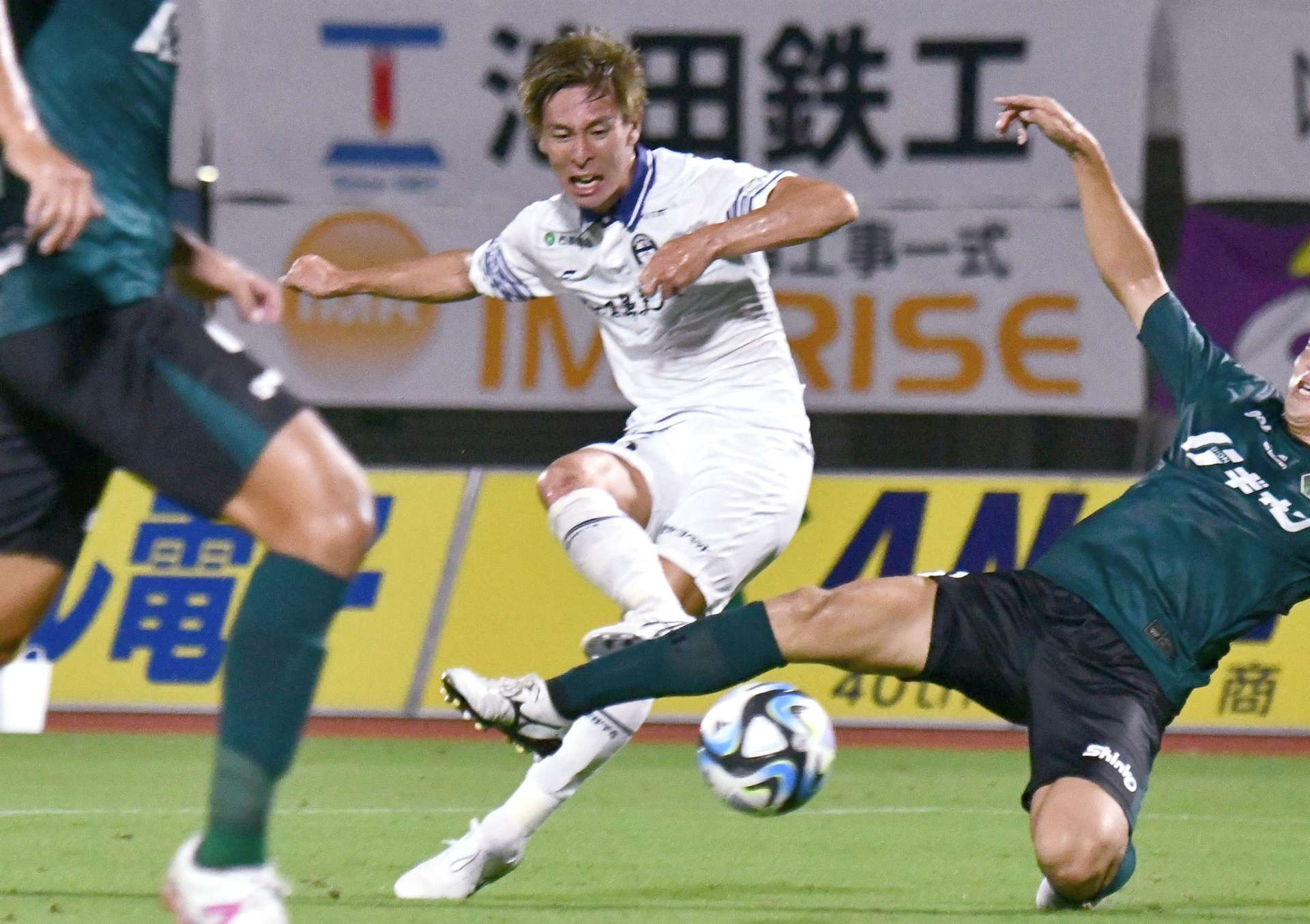 ２０２３年９月、ゴールを決める鹿児島Ｕの米澤＝相模原ギオンスタジアム