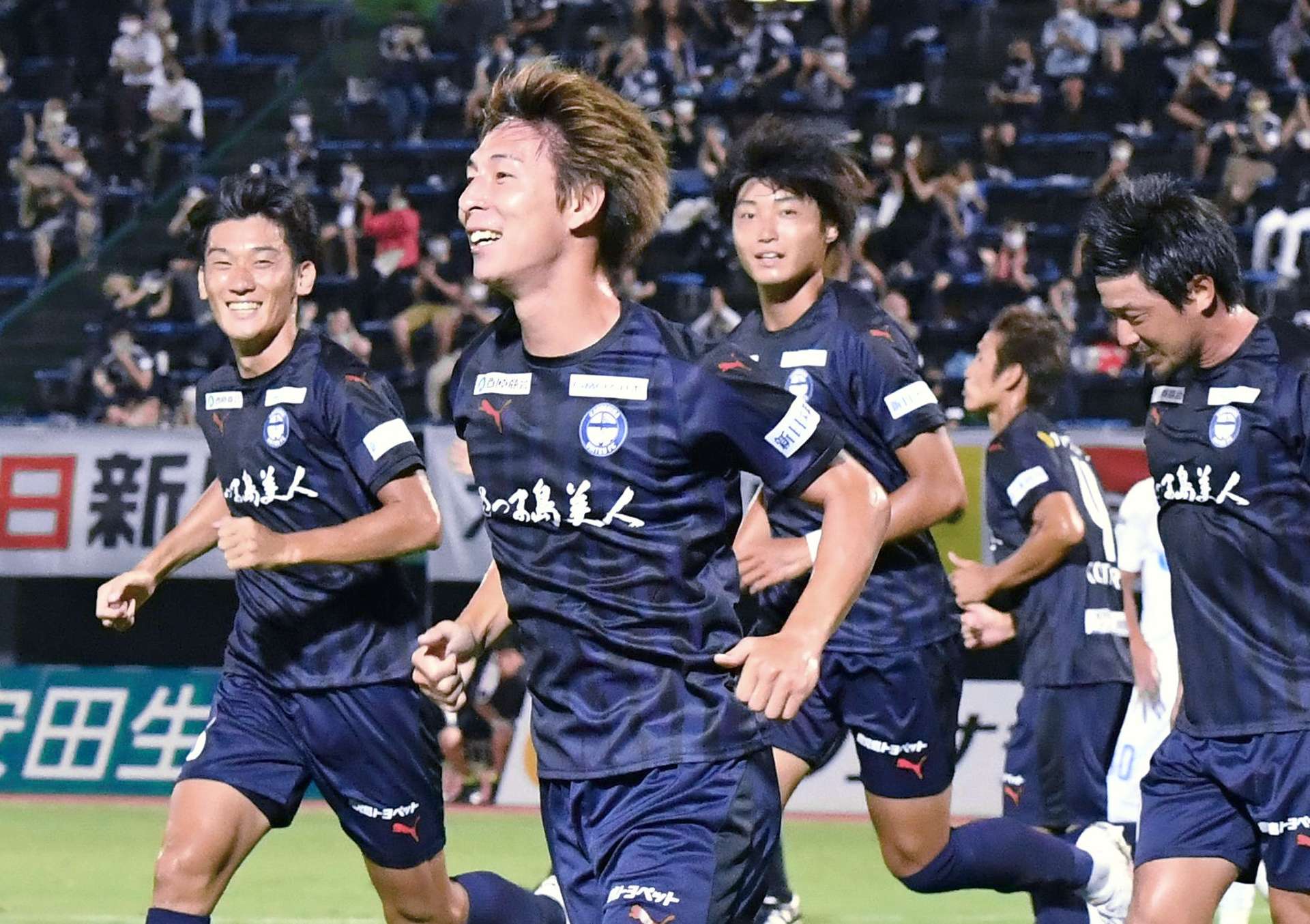 ２０２０年８月、ゴールを決めて喜ぶ鹿児島ユナイテッドＦＣ・米澤＝白波スタジアム