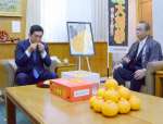 出荷シーズンを迎えた大将季を生産者の前で試食する塩田康一知事（左）＝４日、県庁