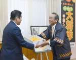 塩田康一知事（左）に大将季贈るＪＡ鹿児島いずみデコポン専門部会の山崎福義会長＝４日、県庁