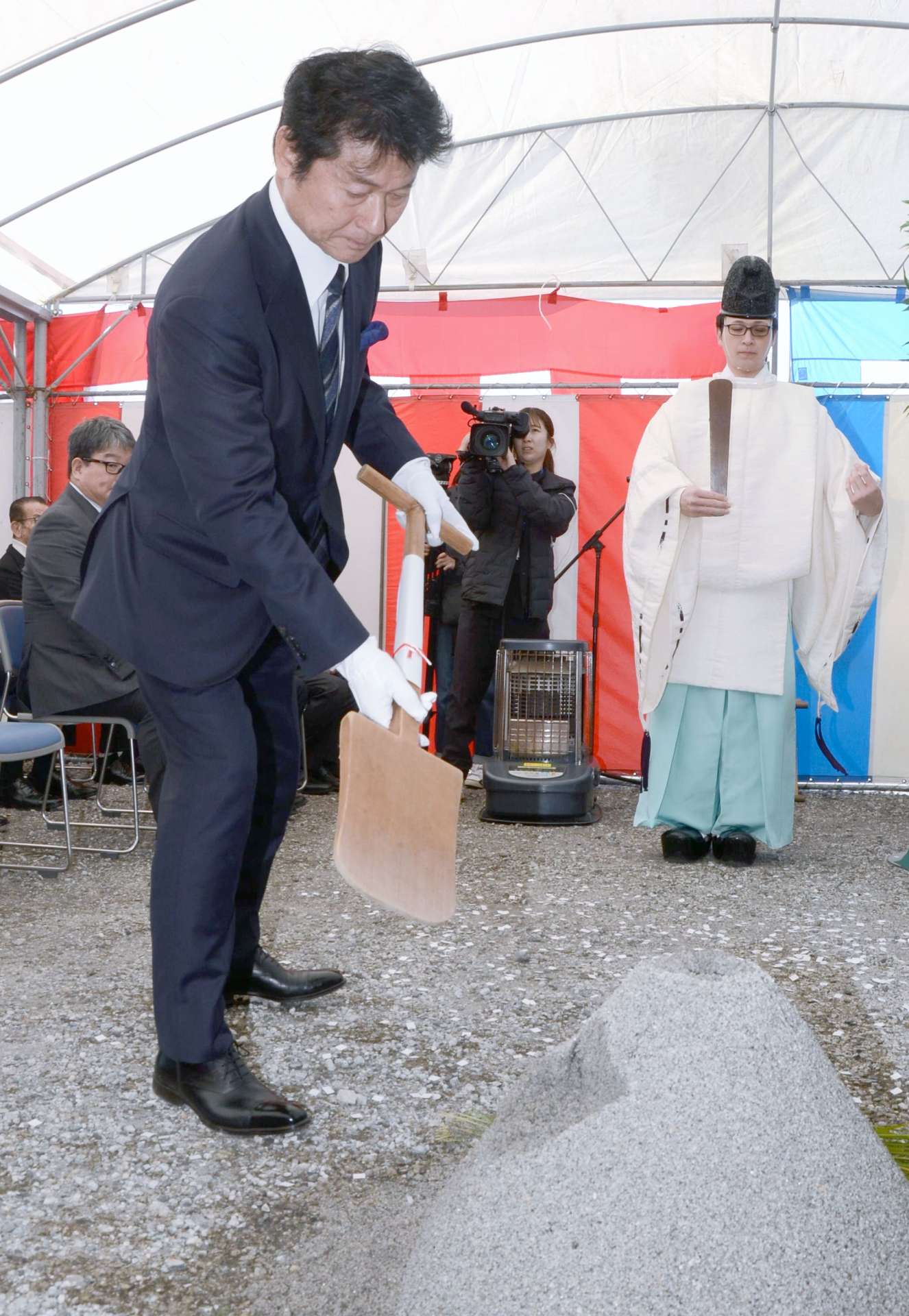 神事で鋤入れをする木下唯志社長＝４日、鹿児島市本港新町