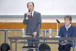 拉致問題に関心を持つよう呼びかける市川健一さん（左）と龍子さん＝４日、鹿屋市の第一鹿屋中学校