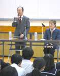 拉致問題に関心を持つよう呼びかける市川健一さん（左）と龍子さん＝４日、鹿屋市の第一鹿屋中学校