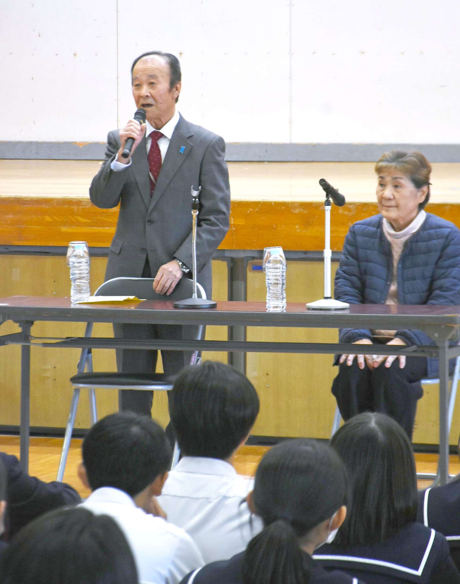 拉致問題に関心を持つよう呼びかける市川健一さん（左）と龍子さん＝４日、鹿屋市の第一鹿屋中学校