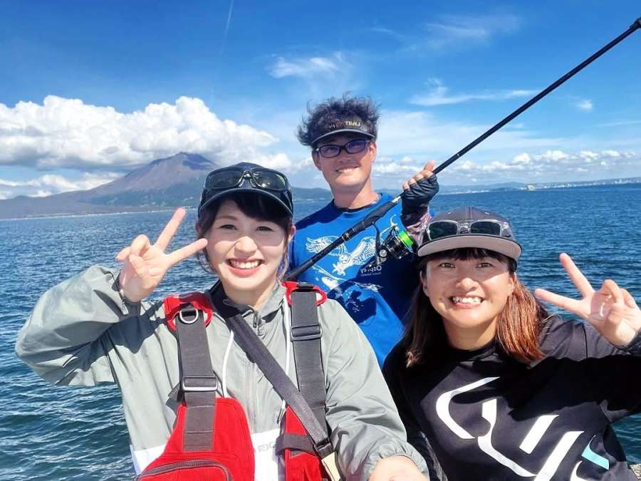 サヨリを釣った仲間と筆者の上園あゆみ（左）