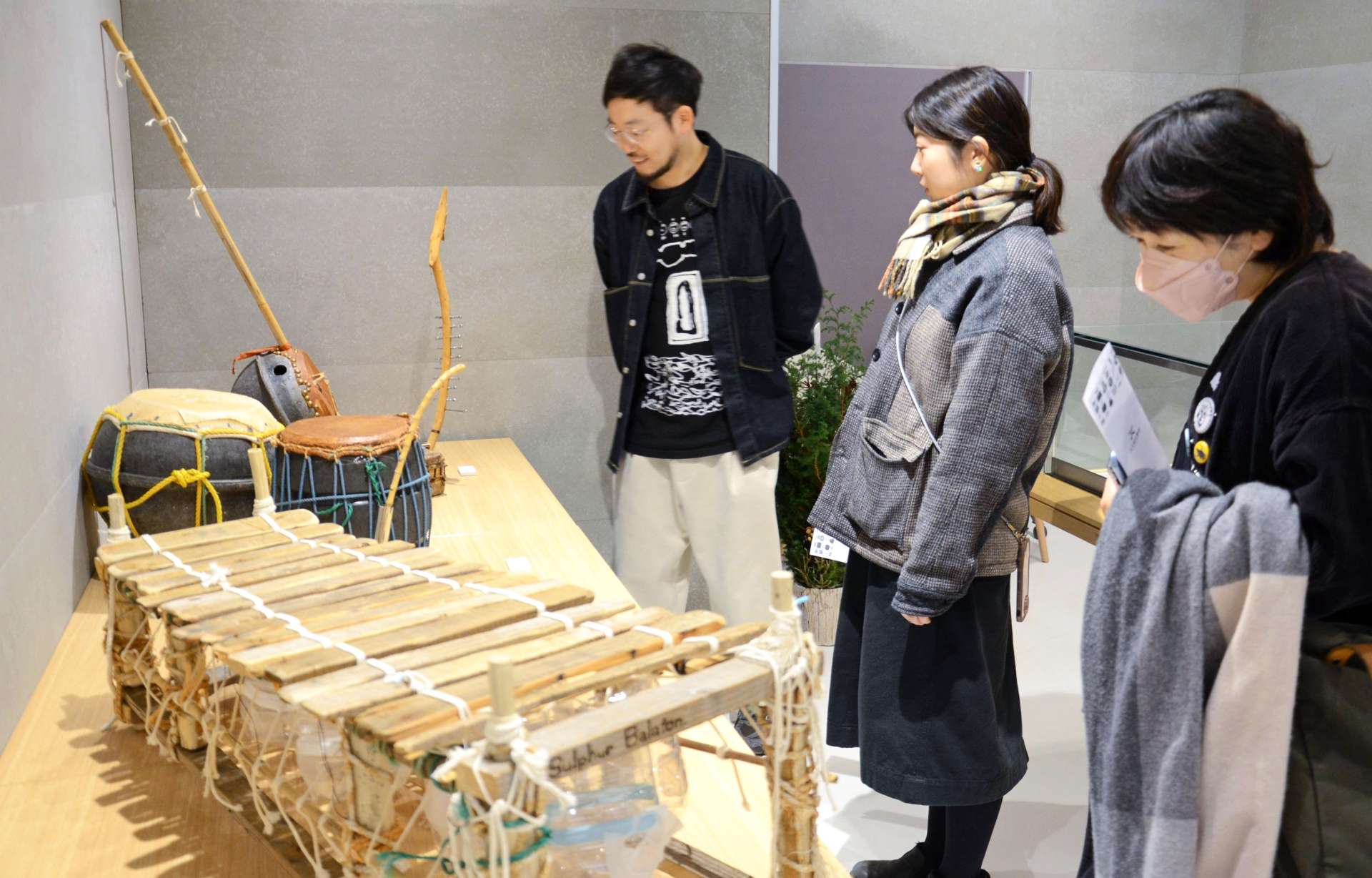 漂着ごみで作った民族楽器を鑑賞する来場者＝鹿児島市の天文館図書館
