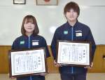 感謝状を受けた古賀駿平さん（右）と黒木琴音さん＝姶良警察署