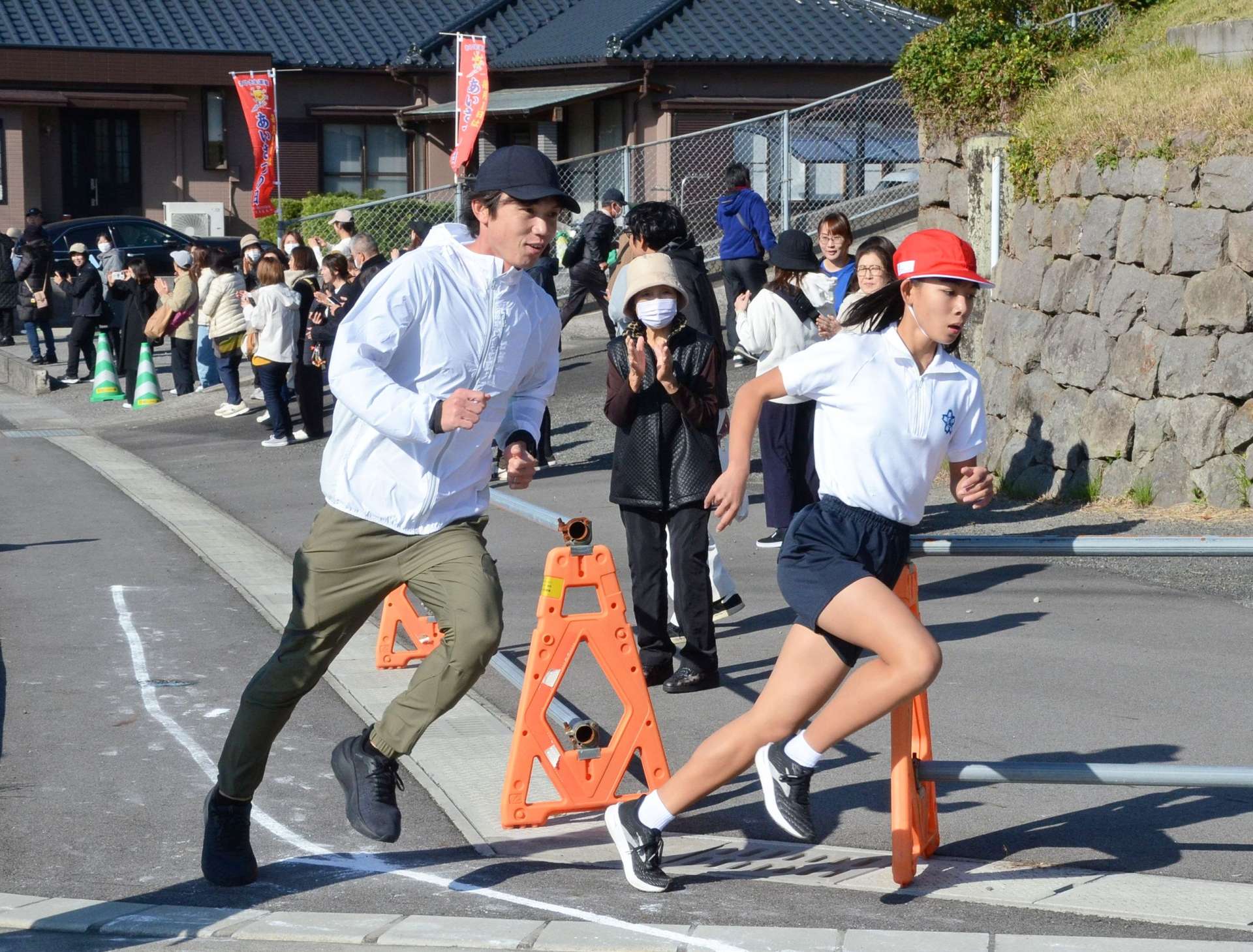 児童と一緒に走る中本健太郎さん＝４日、日置市東市来