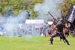 火縄銃のごう音に耳をふさぐ見物客＝都城市の神柱公園