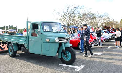 往年の名車が並ぶオールドカーフェスタｉｎおおさき＝大崎町神領
