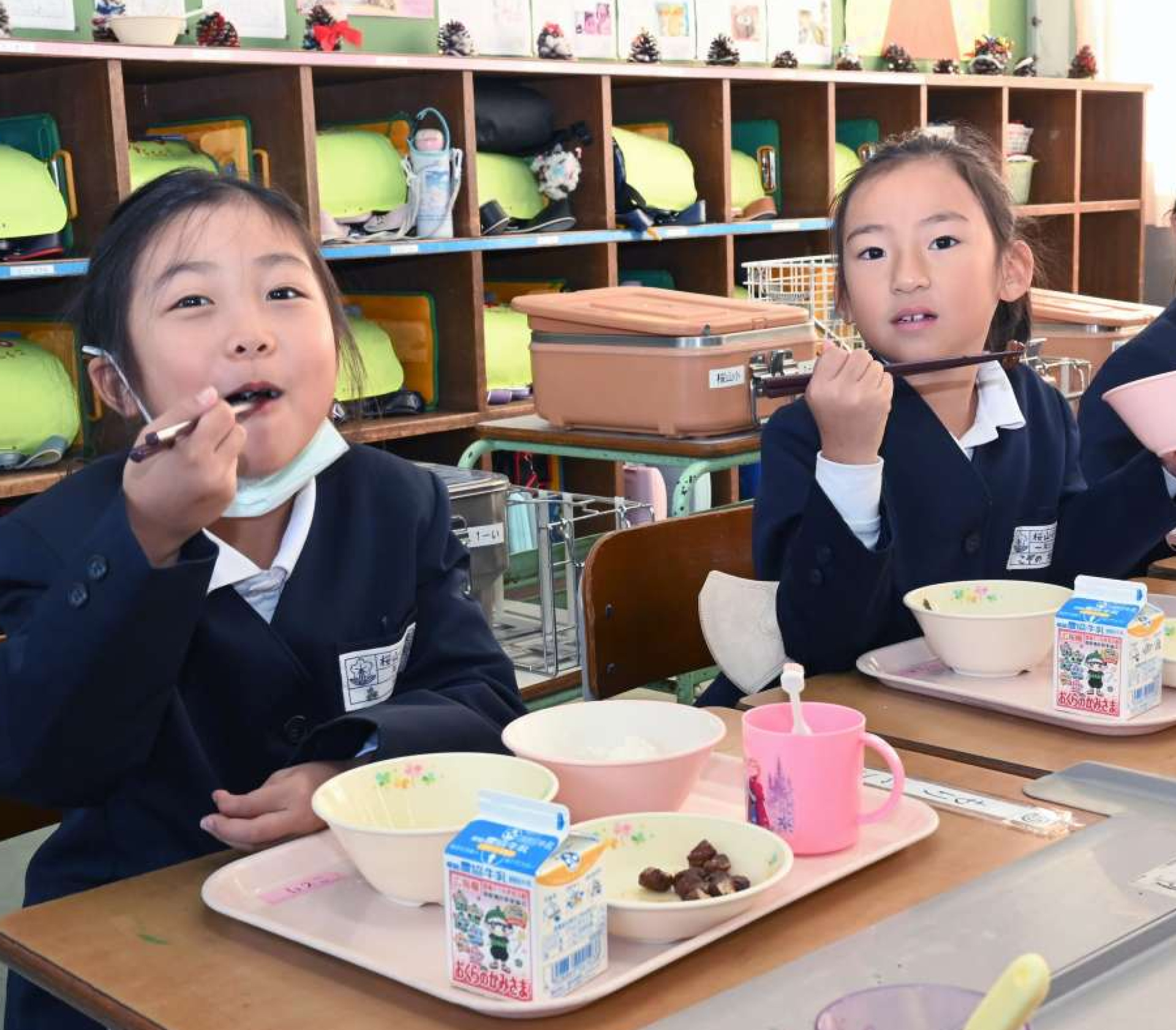 カツオを食材にした給食をほお張る児童＝枕崎市の桜山小学校