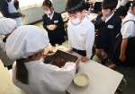 カツオ腹皮が食材の給食をつぎ分ける児童＝枕崎市の桜山小学校
