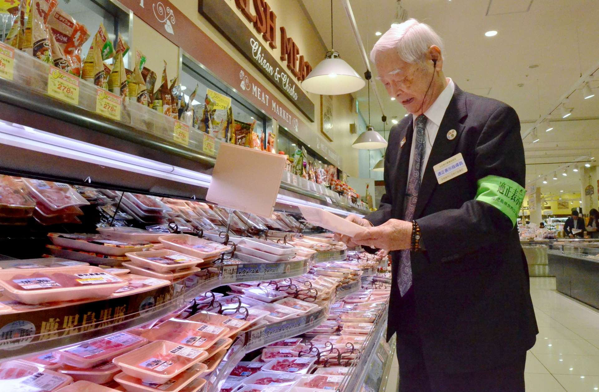 食肉のラベル表示が適切か調べる委員＝５日、鹿児島市のＡコープいしき店
