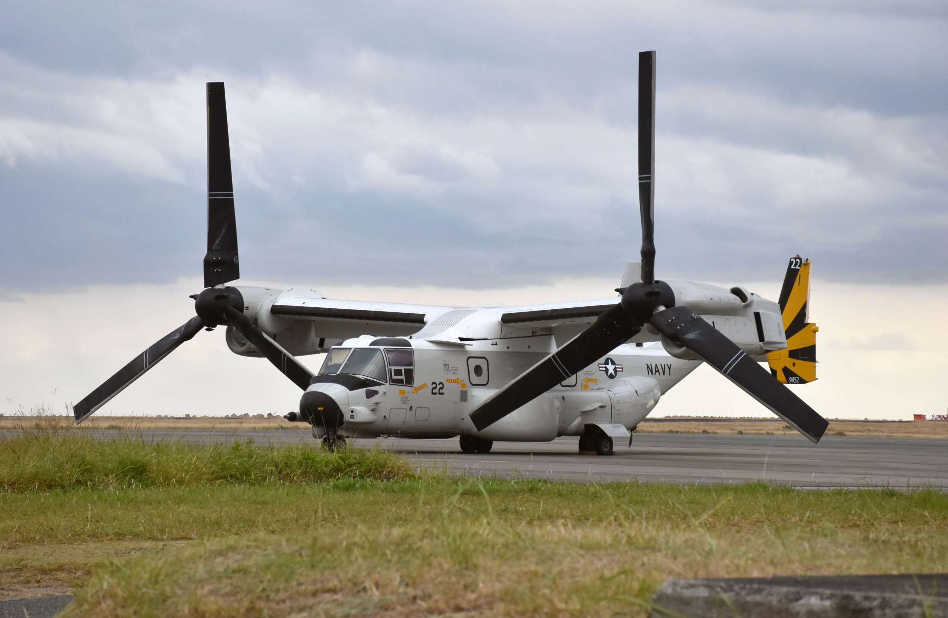奄美空港に駐機し続ける米海軍輸送機ＣＭＶ２２オスプレイ＝５日午後４時１０分ごろ、奄美市笠利の同空港