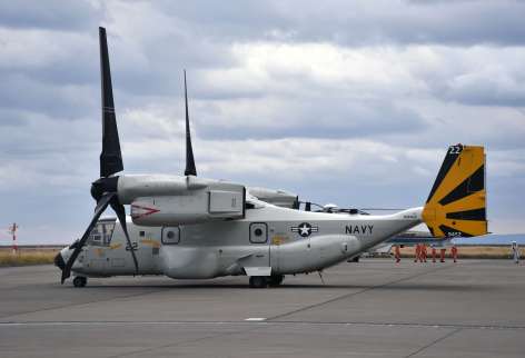 〈別カット〉奄美空港に駐機し続ける米海軍輸送機ＣＭＶ２２オスプレイ＝５日午後４時１５分ごろ、奄美市笠利の同空港