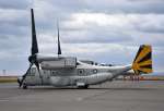 〈別カット〉奄美空港に駐機し続ける米海軍輸送機ＣＭＶ２２オスプレイ＝５日午後４時１５分ごろ、奄美市笠利の同空港