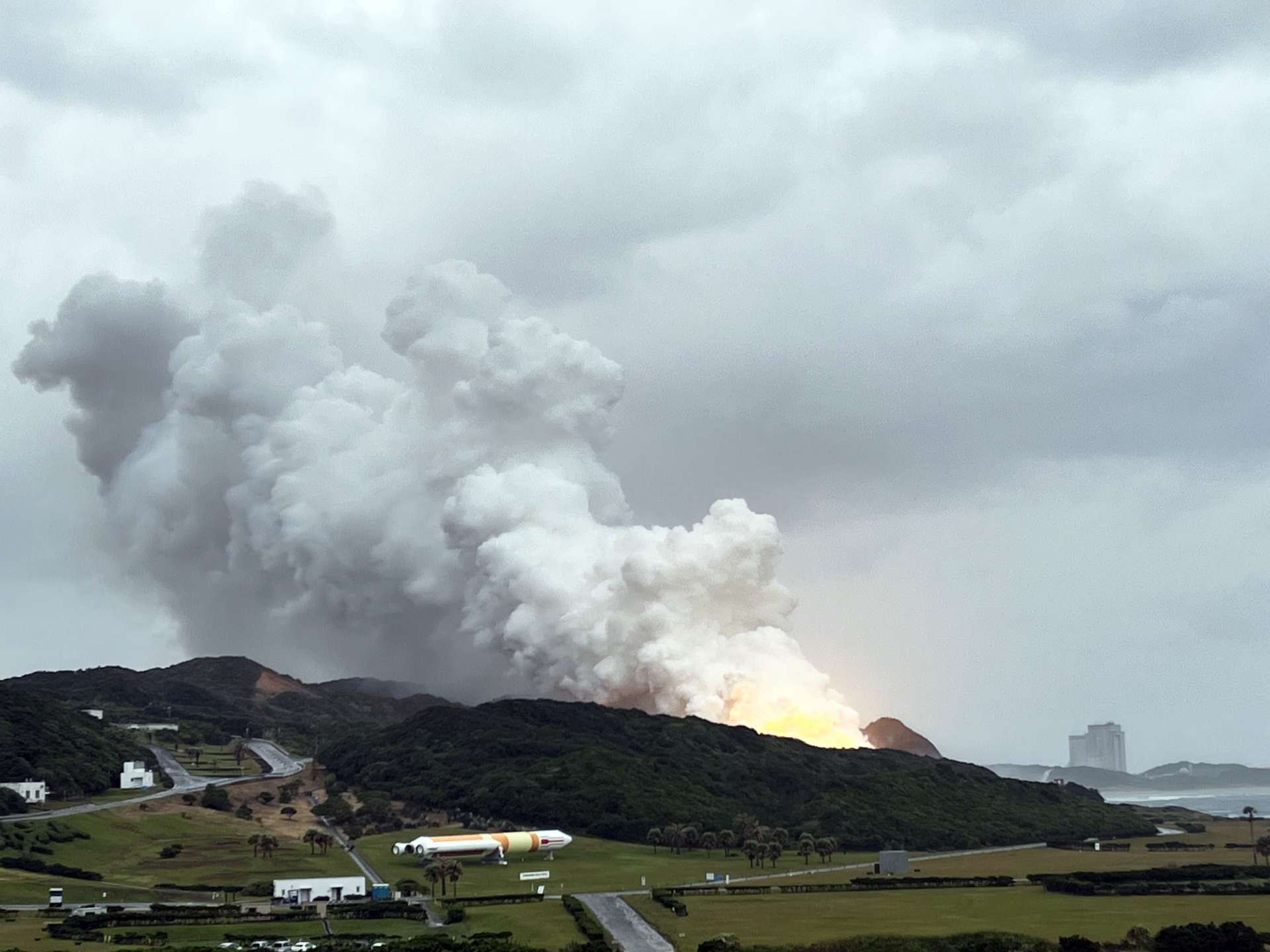〈別アングル〉燃焼試験中に爆発した「イプシロンＳ」の２段目エンジン＝２６日、南種子町の種子島宇宙センター（ＪＡＸＡ提供）