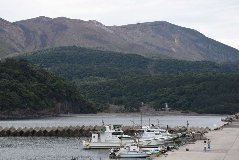 〈資料写真〉口永良部港から望む新岳（左）と古岳（右）＝５月２１日、屋久島町口永良部島