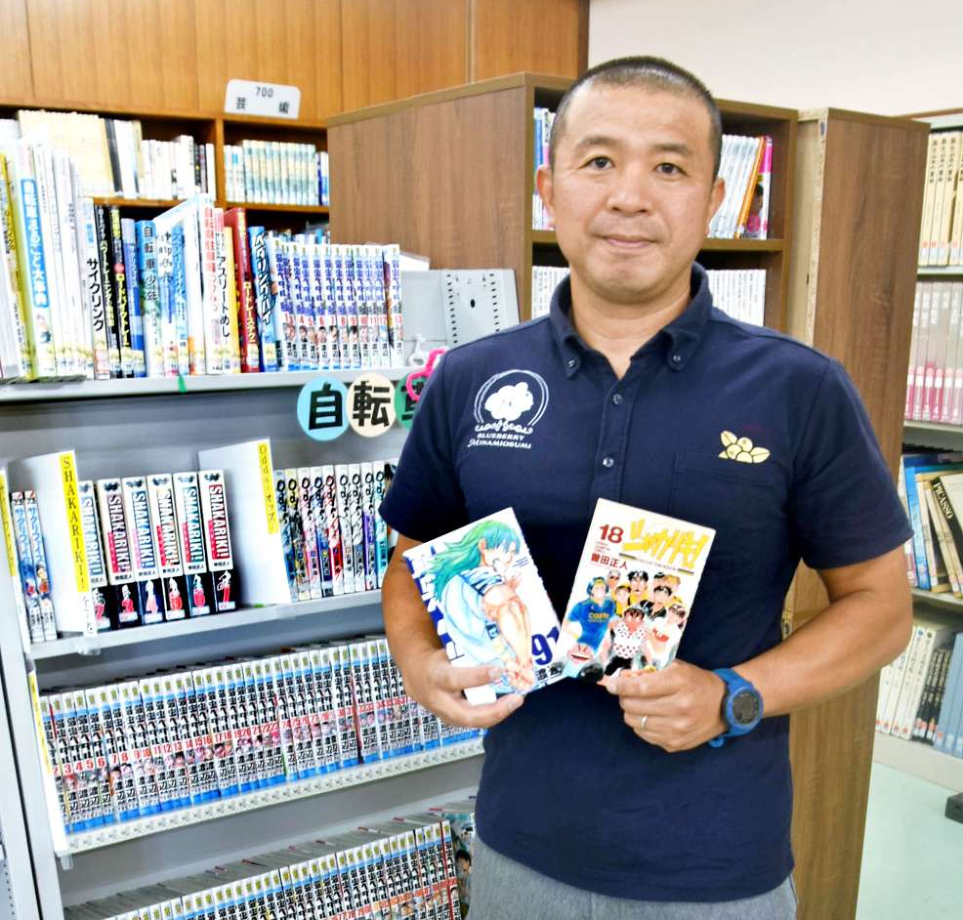 図書館に自転車漫画を１０年以上寄贈する元競輪選手の大久保聡さん＝南大隅町根占図書館