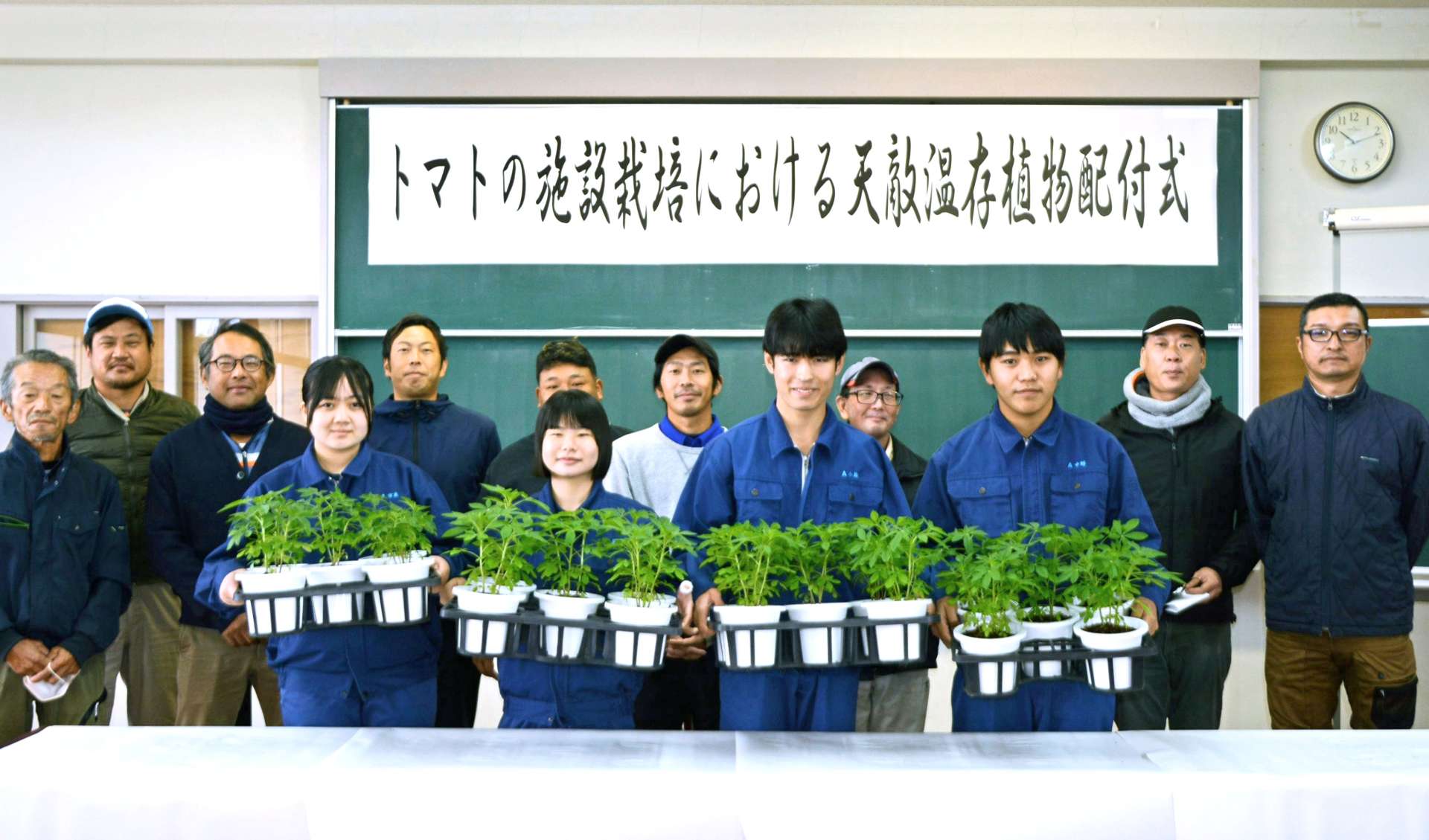 トマト農家に配るクレオメを育てた薩摩中央高校生＝さつま町虎居