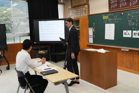 生成ＡＩを活用して議論を深める生徒＝肝付町の岸良学園
