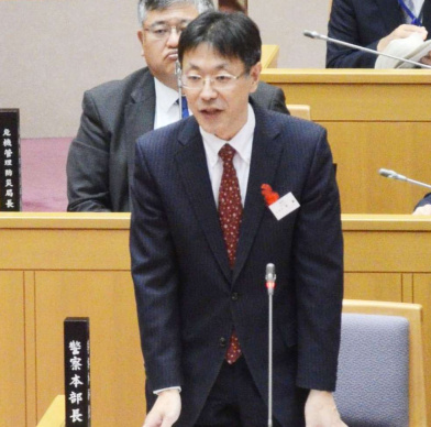 〈関連写真〉鹿児島県警の不祥事再発防止対策について答弁する岩瀬聡本部長＝３日、県議会