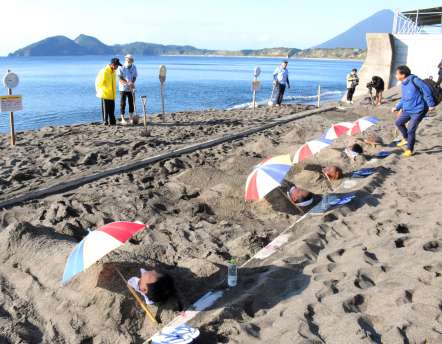 砂浴場からは、東シナ海や開聞岳が見渡せる＝５日、指宿市の山川砂むし温泉「砂湯里」